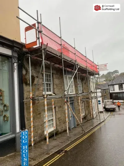 Pedestrian gantry scaffold over a Falmouth street frontage
