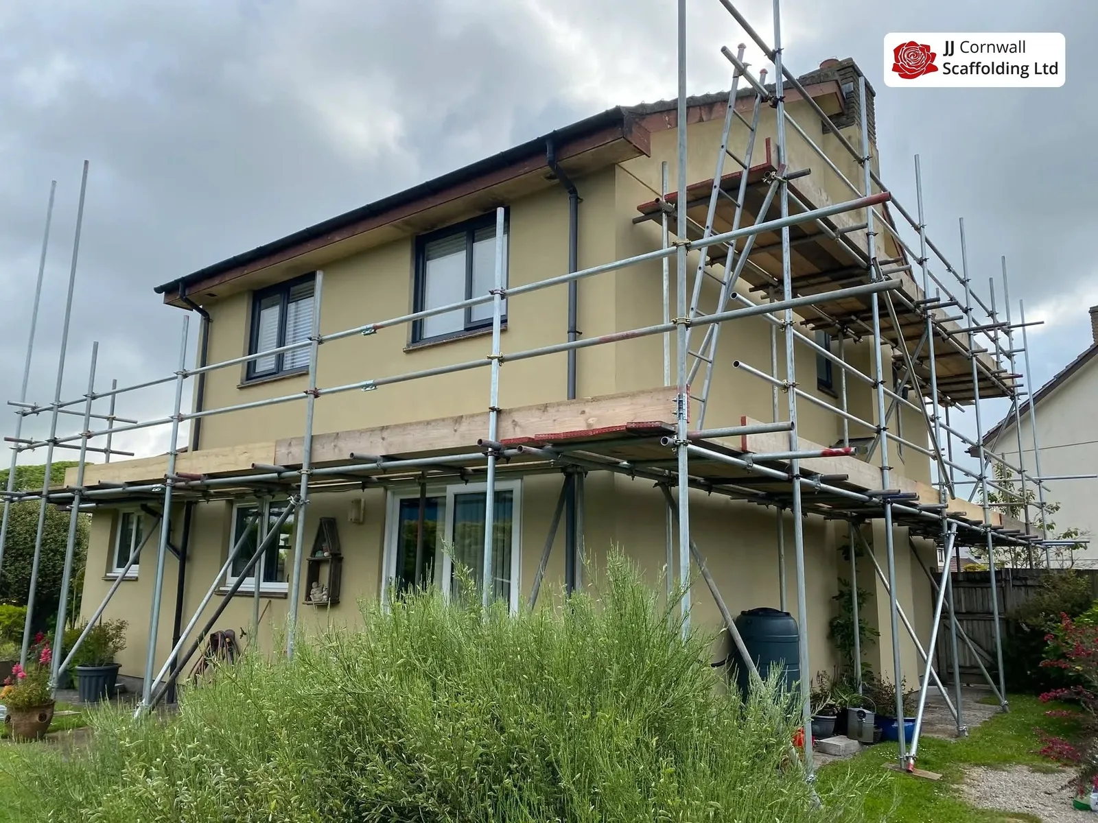 Domestic scaffolding in Cornwall: cream rendered house two lift scaffold around the corner