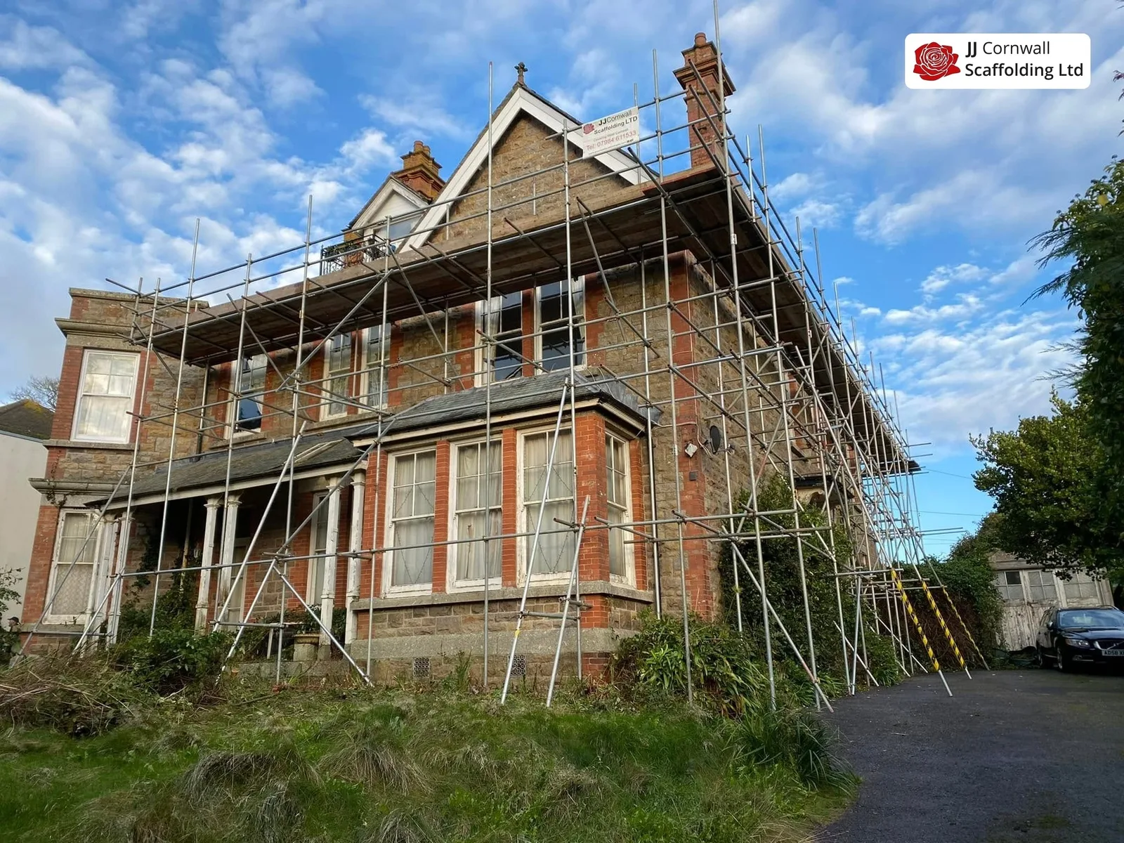 Domestic scaffolding in Cornwall: large brick and render villa full frontage scaffold