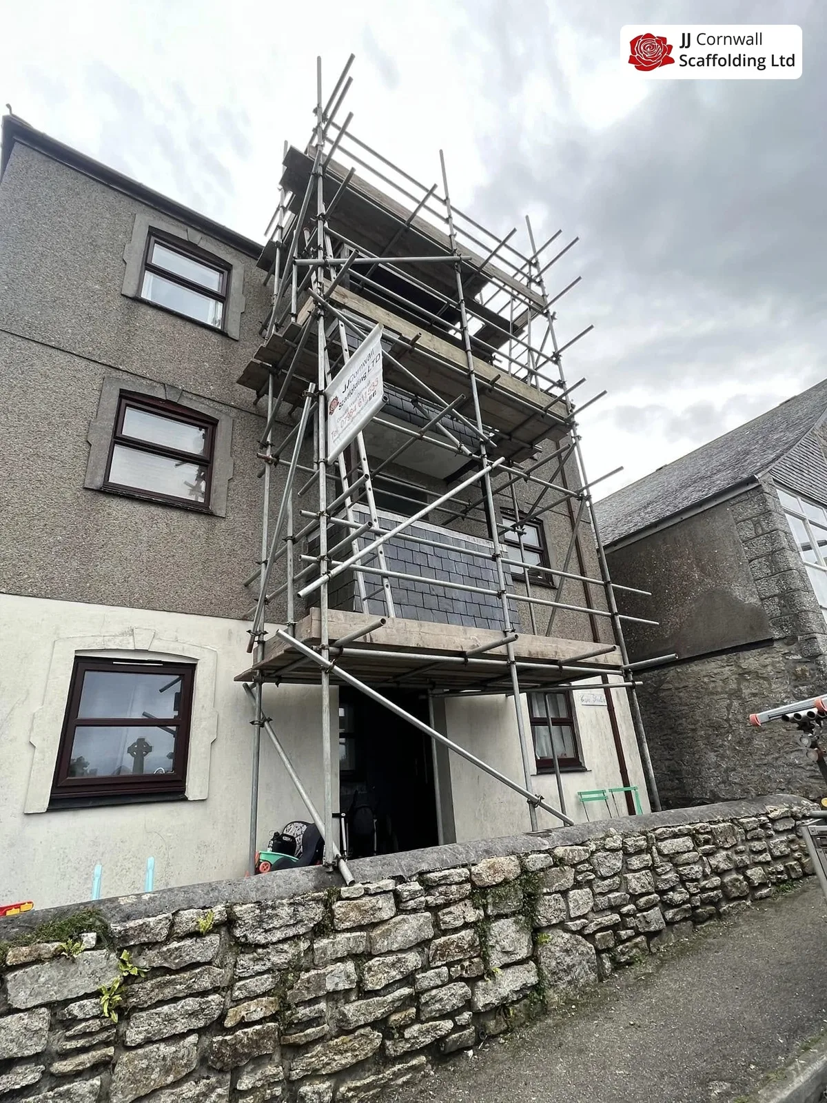Multi-lift scaffold on a Newquay hotel elevation